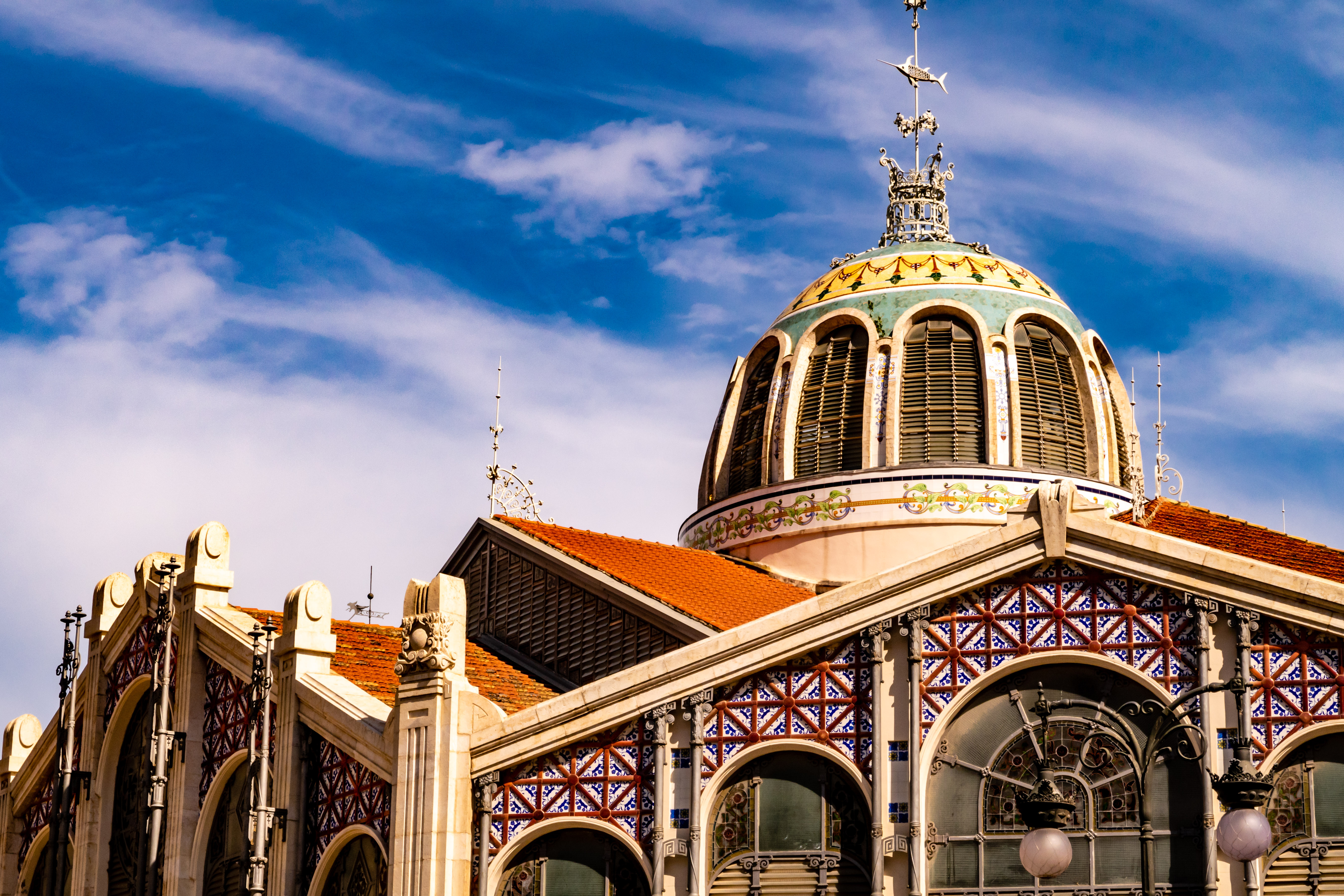 Den historiske Mercado Central markedshal i Valencia med sin imponerende facade - en berømt turistattraktion i Spanien