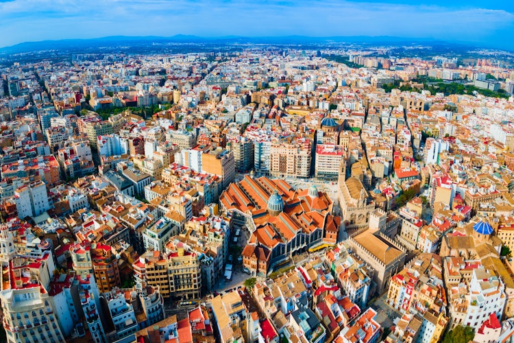 Luftpanorama af det historiske Mercado Central marked i centrum af Valencia, Spanien - en populær turistattraktion