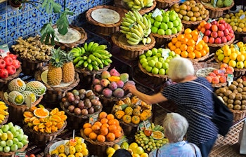 Farverigt udvalg af eksotiske frugter og lokale produkter på Mercado dos Lavradores marked i Funchal på Madeira