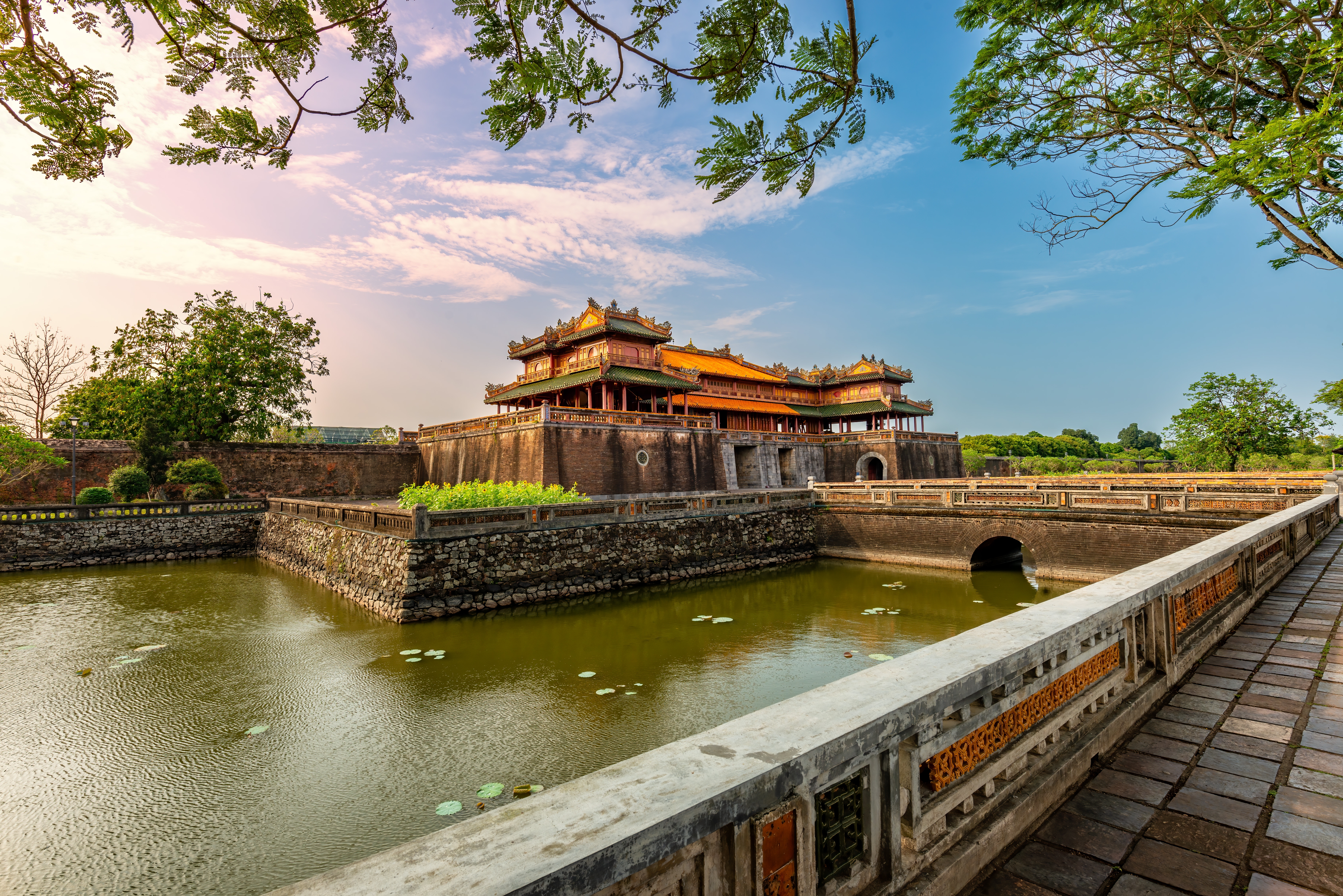 Meridianporten ved den kejserlige citadel i Hue, Vietnam – UNESCO Verdensarv med voldgrav og traditionel vietnamesisk arkitektur