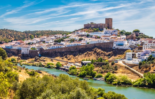 Historisk hvid landsby Mertola med middelalderborg ved Guadiana floden i Alentejo Portugal