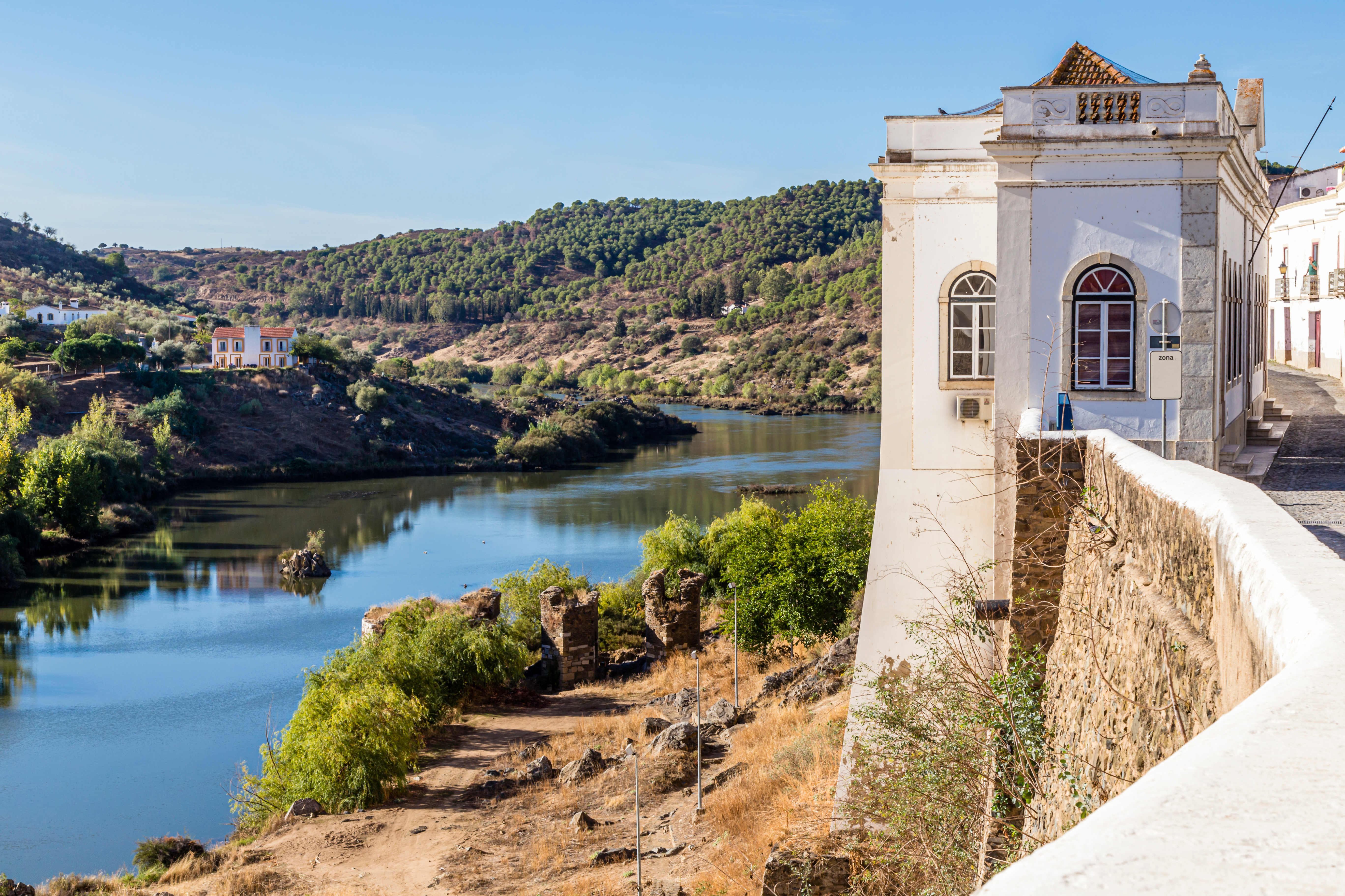 Historiske hvide bygninger med udsigt over Guadiana floden i Mertola Portugal