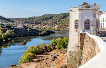 Historiske hvide bygninger med udsigt over Guadiana floden i Mertola Portugal