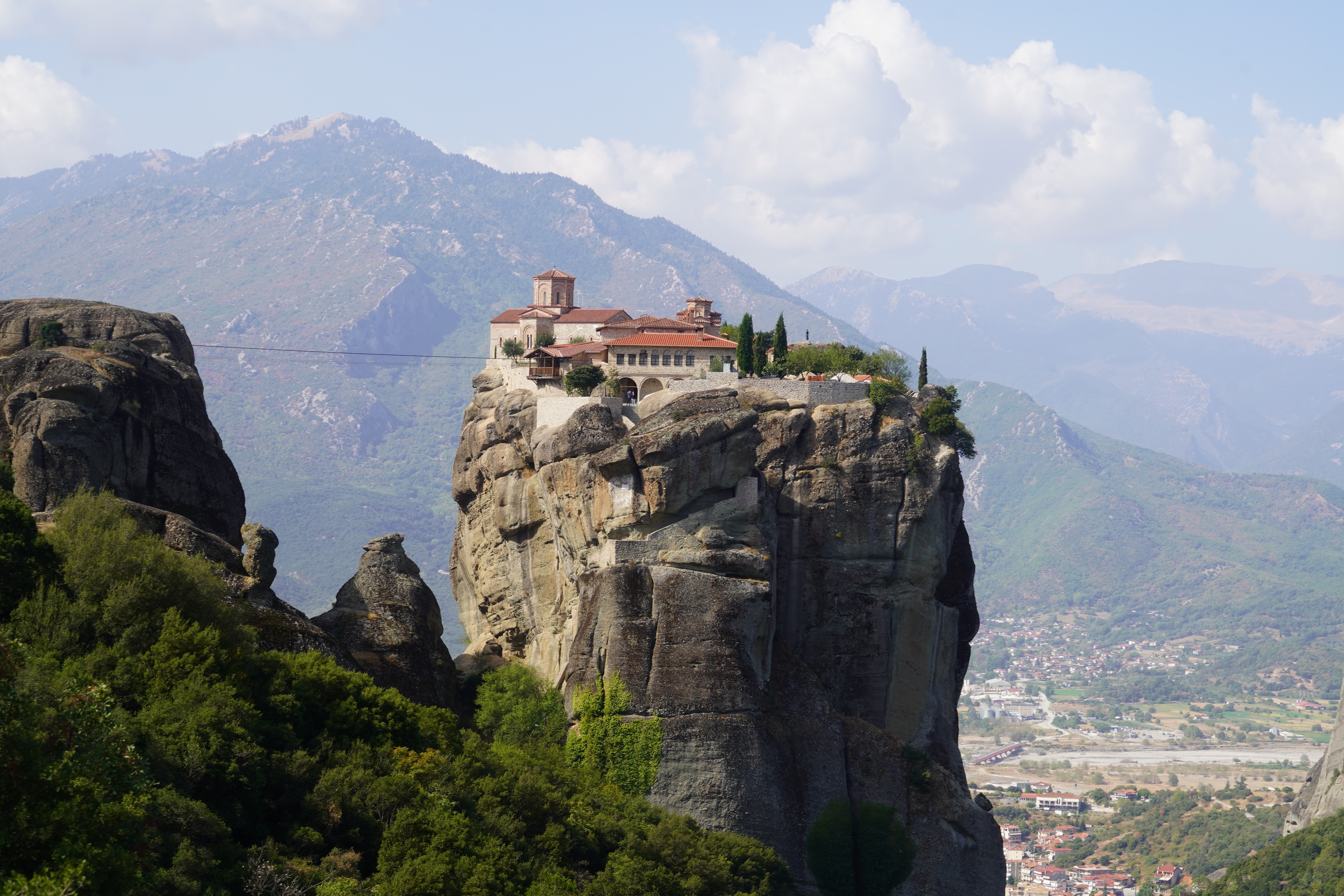 Det historiske Meteora-kloster bygget på spektakulære klippeformationer i Pindus-bjergene nær Kalambaka, Grækenland