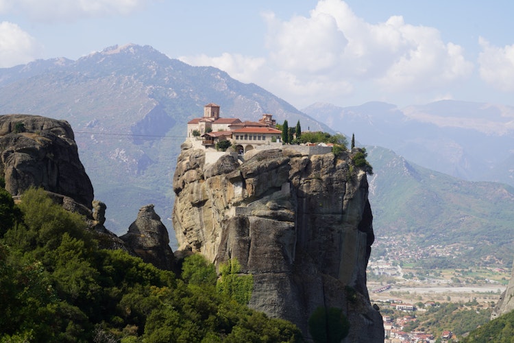 Det historiske Meteora-kloster bygget på spektakulære klippeformationer i Pindus-bjergene nær Kalambaka, Grækenland