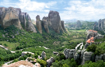 Betagende panoramaudsigt over de historiske Meteora-klostre bygget på majestætiske klippeformationer i Grækenland