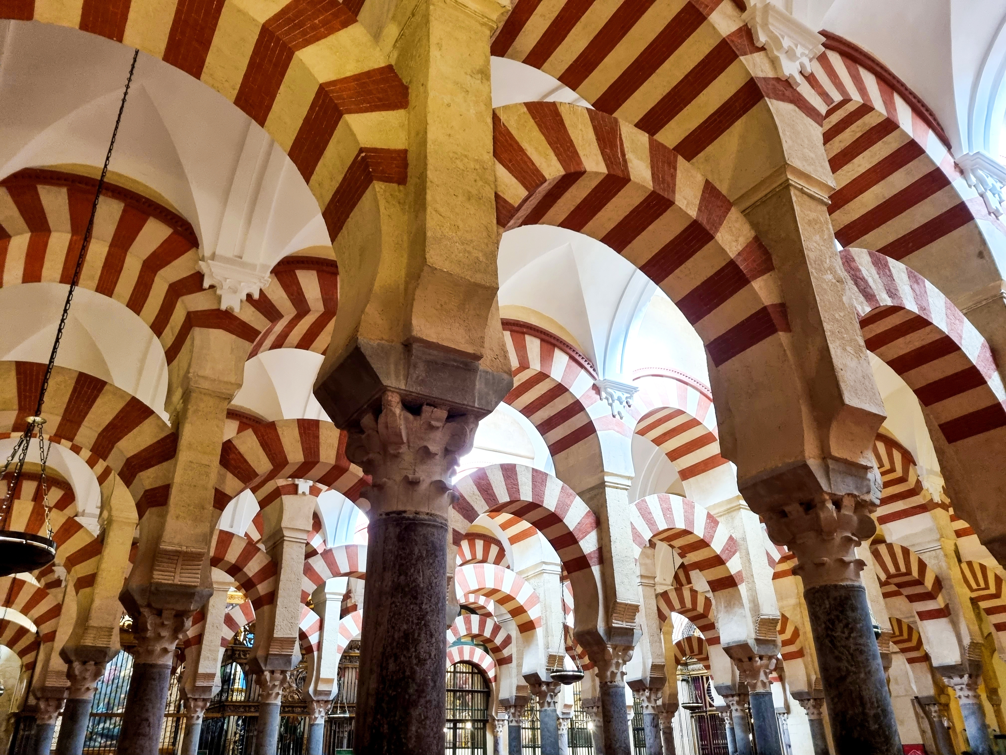 Imponerende røde og hvide stribede buer i Mezquita-katedralen i Córdoba, Spanien – et af verdens mest betagende eksempler på maurisk arkitektur
