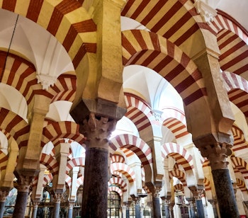 Imponerende røde og hvide stribede buer i Mezquita-katedralen i Córdoba, Spanien – et af verdens mest betagende eksempler på maurisk arkitektur