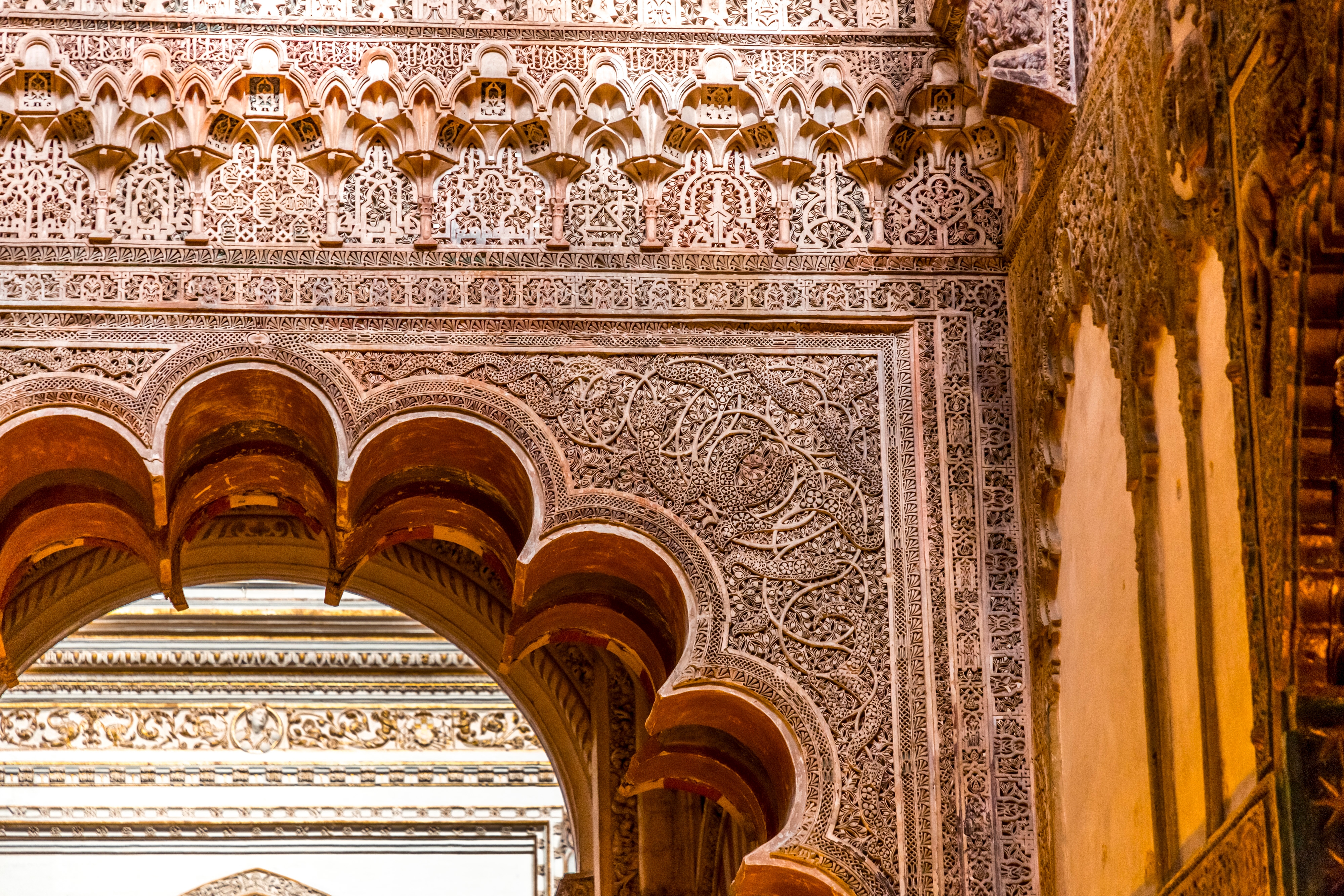 Detaljerig maurisk arkitektur med forgyldte buer og udsmykninger i den historiske Mezquita-Katedral i Cordoba, Andalusien