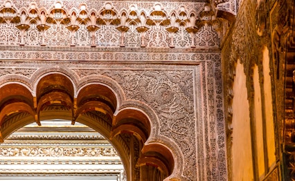 Detaljerig maurisk arkitektur med forgyldte buer og udsmykninger i den historiske Mezquita-Katedral i Cordoba, Andalusien