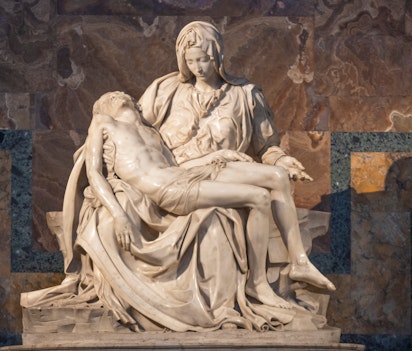 Michelangelos mesterværk "Pietà" i hvidt marmor, der viser Jomfru Maria med den døde Jesus i sine arme - en ikonisk renæssance-skulptur udstillet i Peterskirken i Vatikanet, Italien