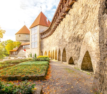 Historisk bymur med forsvarstårne på Toompea-højen i Tallinns UNESCO-listede gamle bydel, Estland