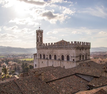 Det historiske Palazzo dei Consoli med panoramaudsigt over middelalderbyen Gubbio i Umbrien, Italien