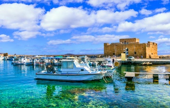 Historisk middelalderborg ved havnen i Paphos på Cypern med turkisblåt Middelhav og klar blå himmel