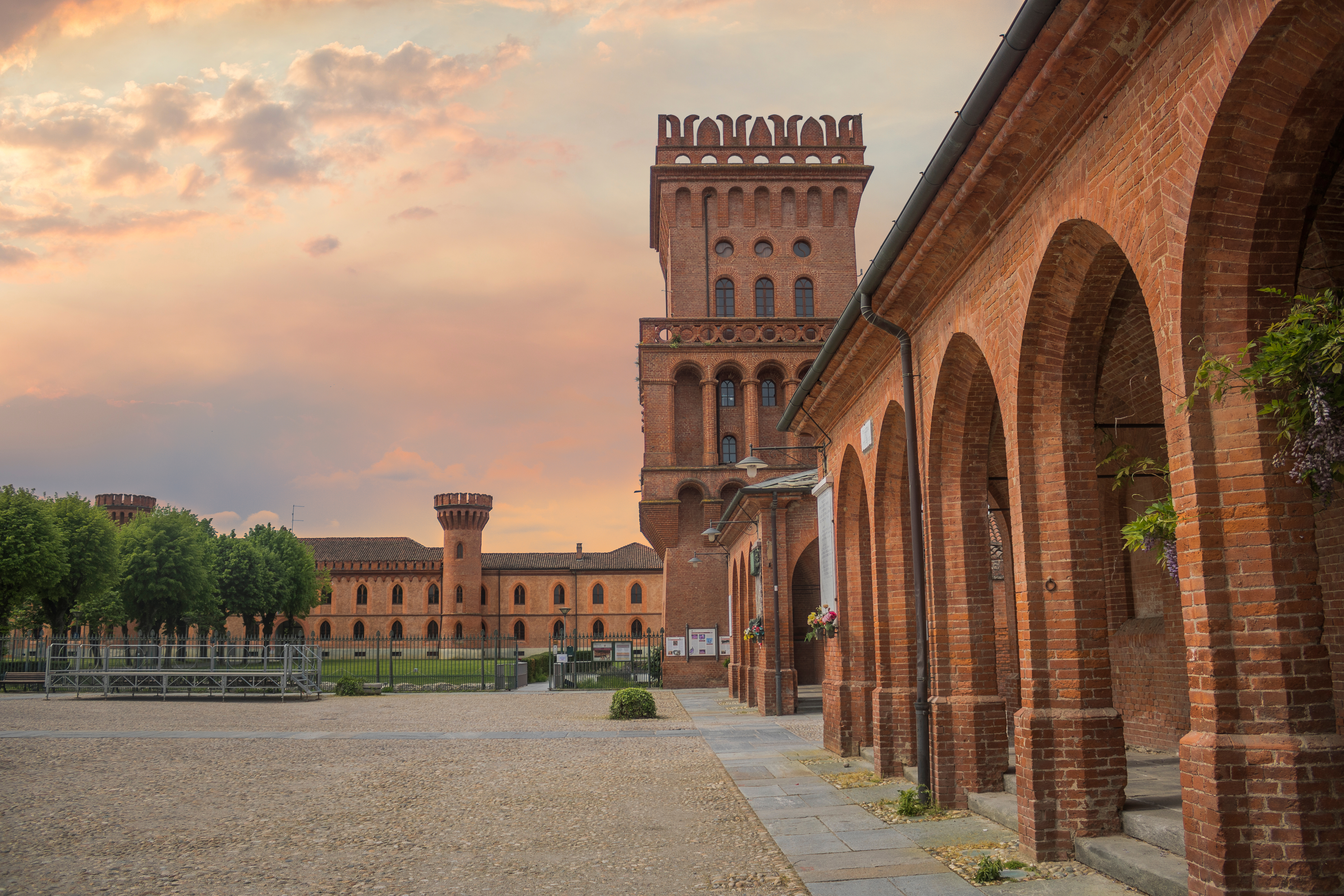 Historisk middelalderkatedral i Pollenzo, Piemonte - UNESCO verdensarv og hjemsted for det gastronomiske universitet