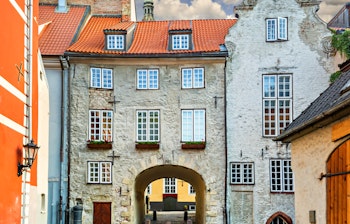 Charmerende middelalderlig arkitektur i Rigas gamle bydel med farverige historiske bygninger og brostensbelagte gader i Letlands hovedstad