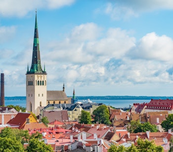 Charmerende udsigt over Tallinns middelalderlige bykerne med historiske tårne, kirker og velbevarede bygninger fra hansetiden i Estland