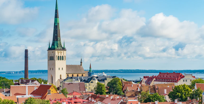 Charmerende udsigt over Tallinns middelalderlige bykerne med historiske tårne, kirker og velbevarede bygninger fra hansetiden i Estland