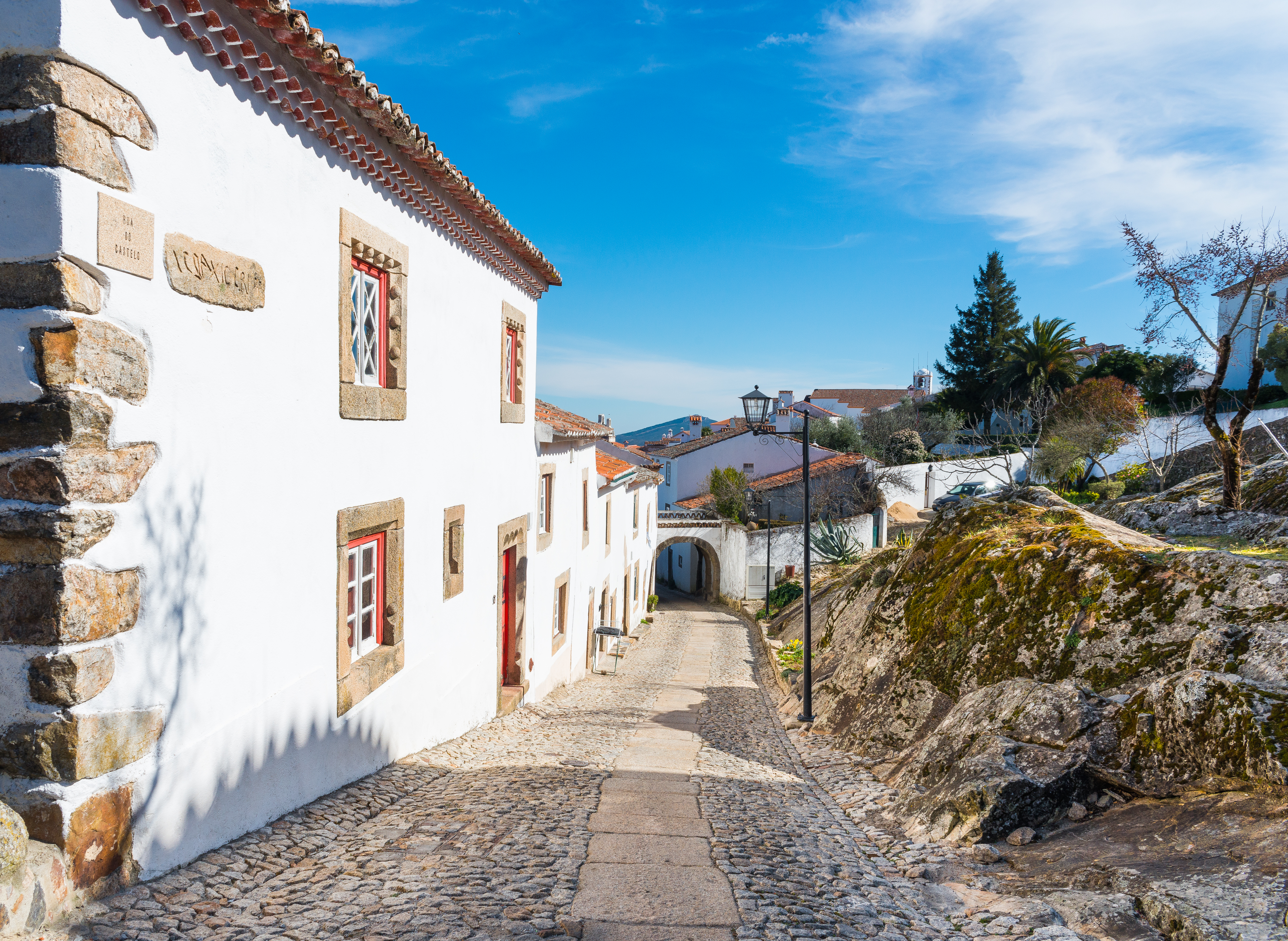 Charmerende brostensbelagt gade i middelalderbyen Marvao i Alentejo-regionen, Portugal, med traditionelle hvidkalkede huse og historisk arkitektur