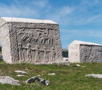 Middelalderlige stećci gravsten ved Dugo Polje i Blidinje, Bosnien - en UNESCO verdensarv med historiske inskriptioner og relieffer