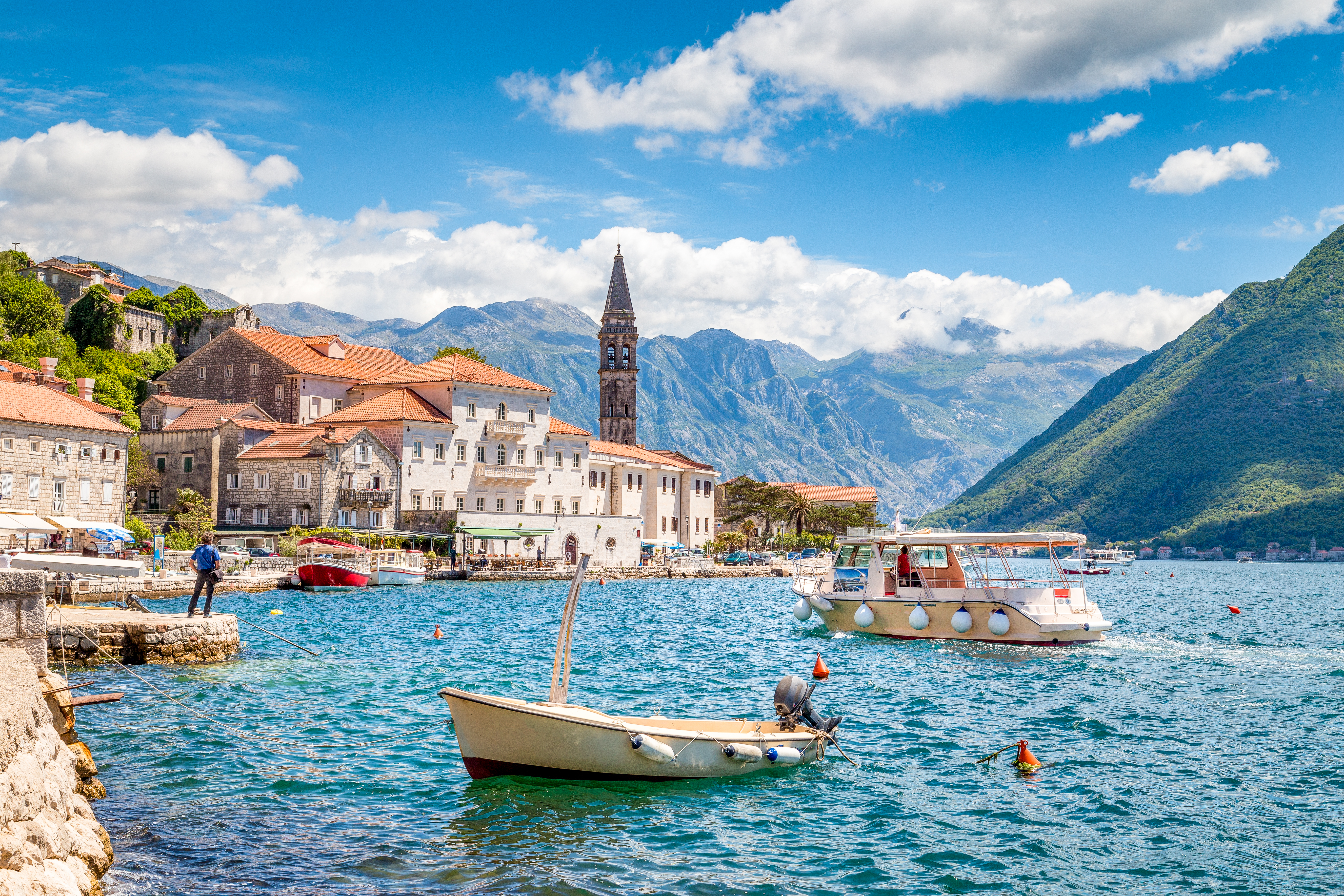 Idyllisk kystlandskab ved Middelhavet med azurblåt vand og charmerende traditionel arkitektur, perfekt til en afslappende sommerferie