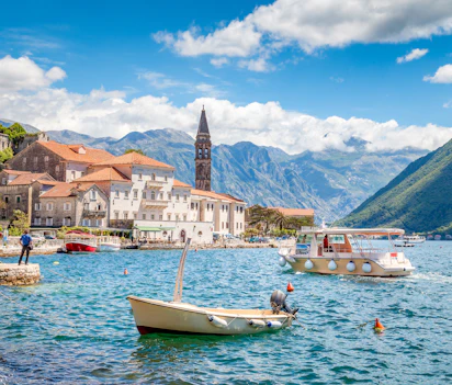 Idyllisk kystlandskab ved Middelhavet med azurblåt vand og charmerende traditionel arkitektur, perfekt til en afslappende sommerferie