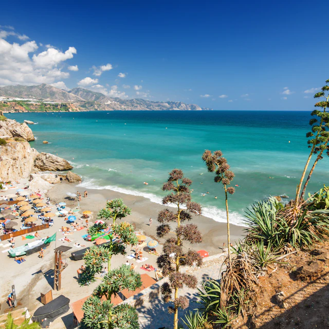 Solrig udsigt over Middelhavet fra Europas berømte balkon i Nerja, Andalusien i Spanien