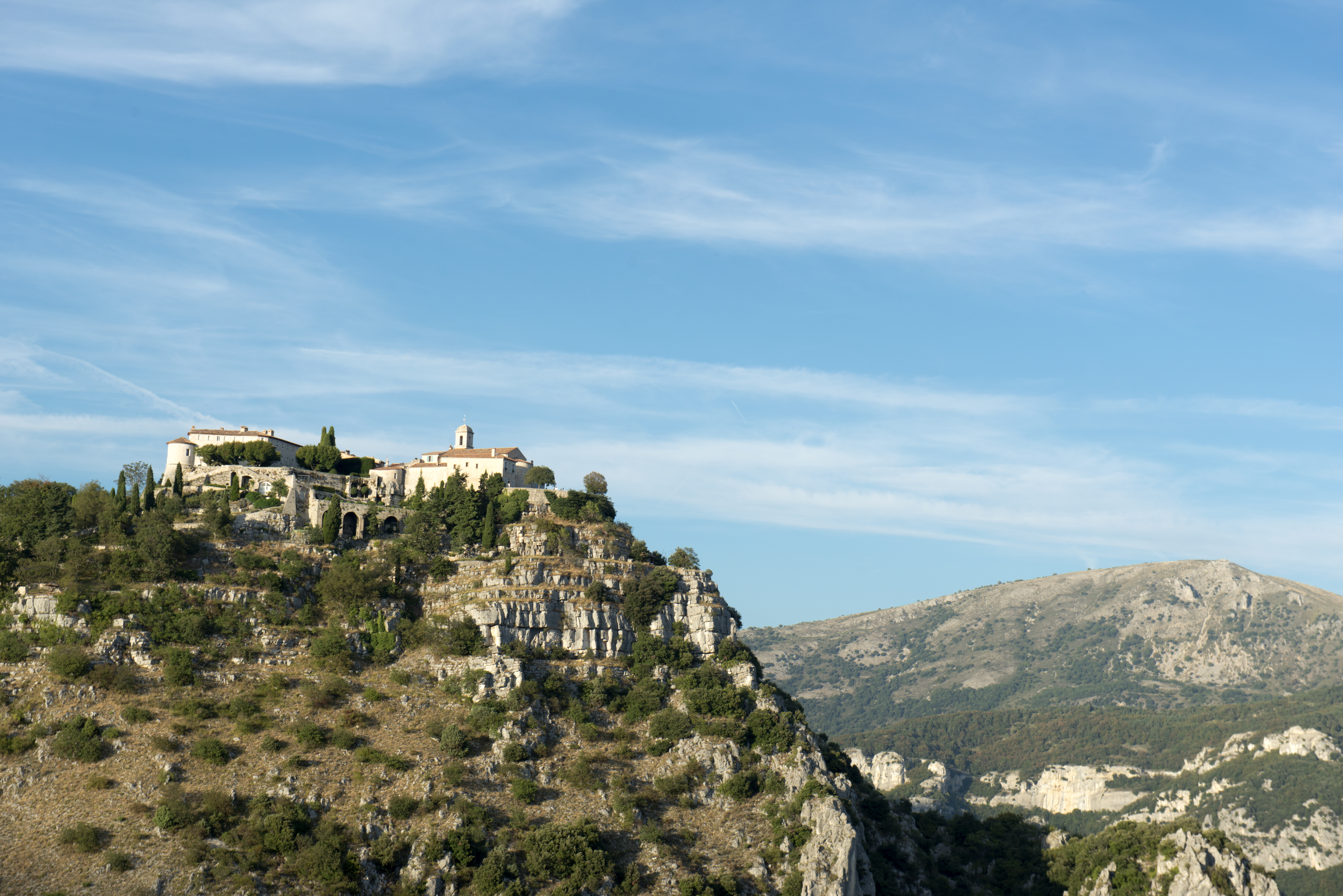 Historisk bjerglandsby Saint-Paul de Vence på den franske riviera med charmerende stenbygninger og middelhavsvegetation