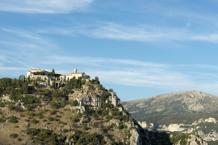 Historisk bjerglandsby Saint-Paul de Vence på den franske riviera med charmerende stenbygninger og middelhavsvegetation