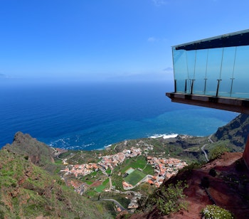 Imponerende glasplatform ved Mirador de Abrante med udsigt over Agulo-landsbyen, Atlanterhavet og Teide-bjerget på Tenerife, La Gomera, De Kanariske Øer