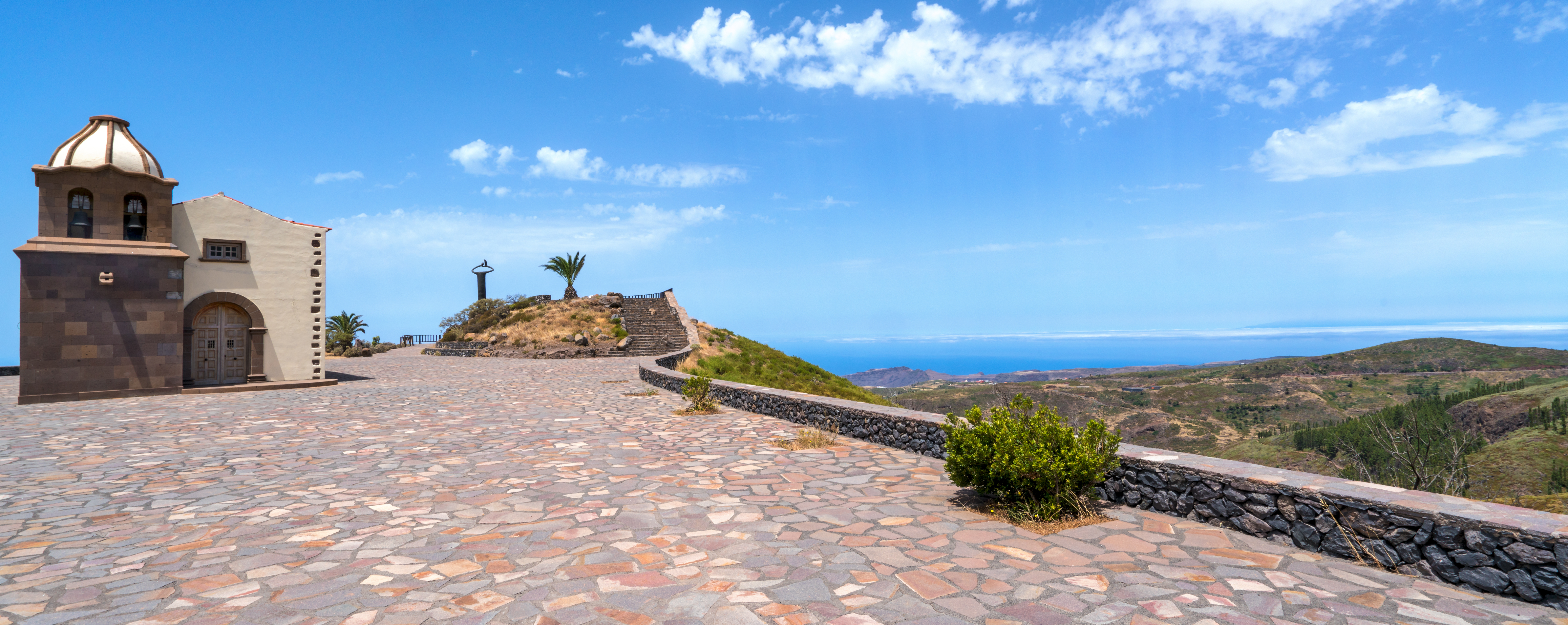 Monument for fløjtesproget Silbo Gomero ved udsigtspunktet Mirador de Igualero med kirken San Francisco i højlandet på La Gomera