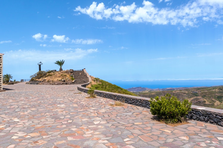 Monument for fløjtesproget Silbo Gomero ved udsigtspunktet Mirador de Igualero med kirken San Francisco i højlandet på La Gomera