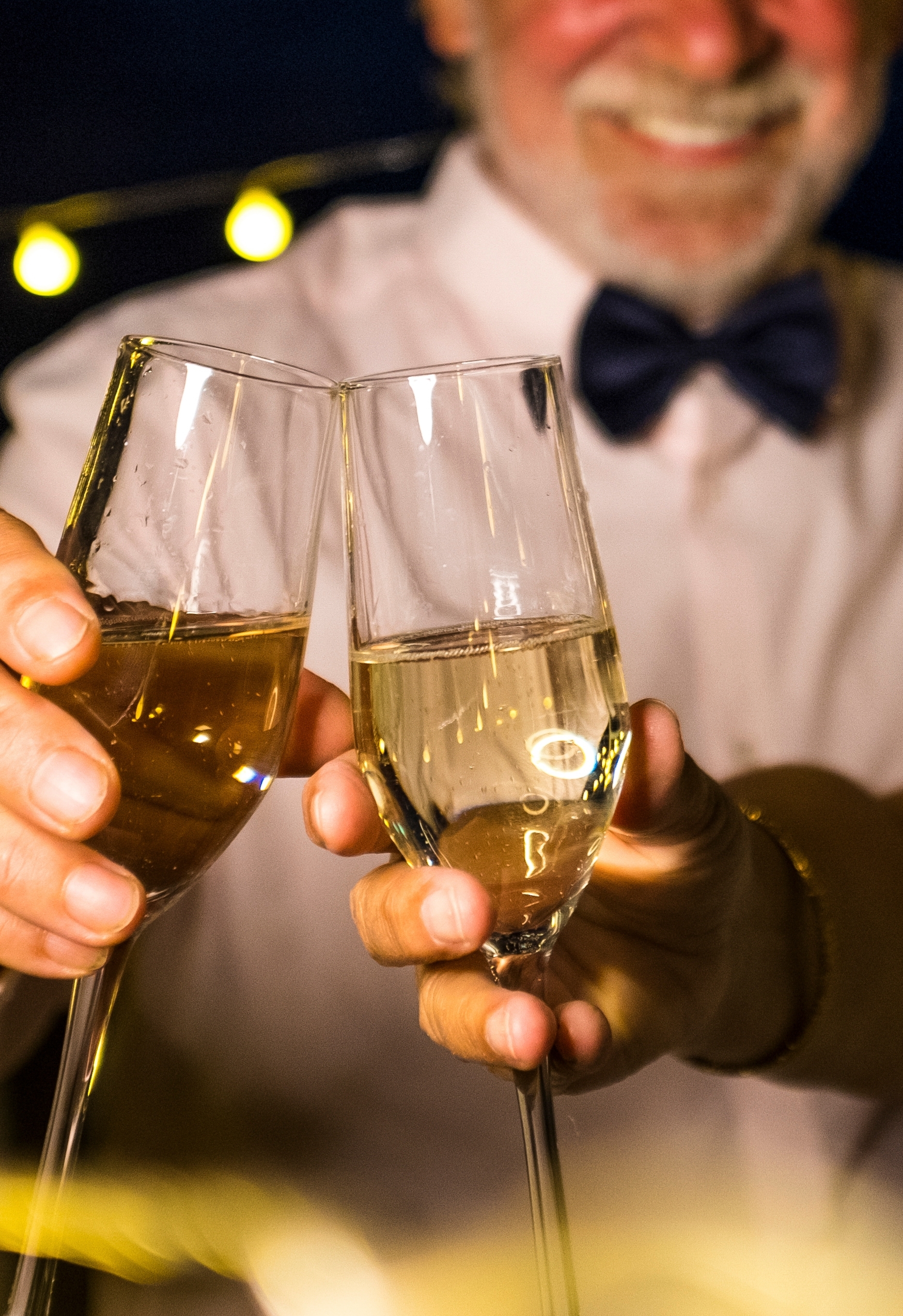 Modent par fejrer nytårsaften med champagne og stjernekastere i romantisk stemning under nattehimlen