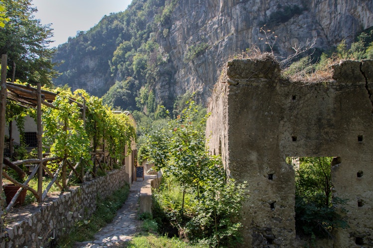 Idyllisk vandrerute gennem Mølledalen på Amalfikysten med historiske papirmølleruiner og rislende vandløb omgivet af frodig natur