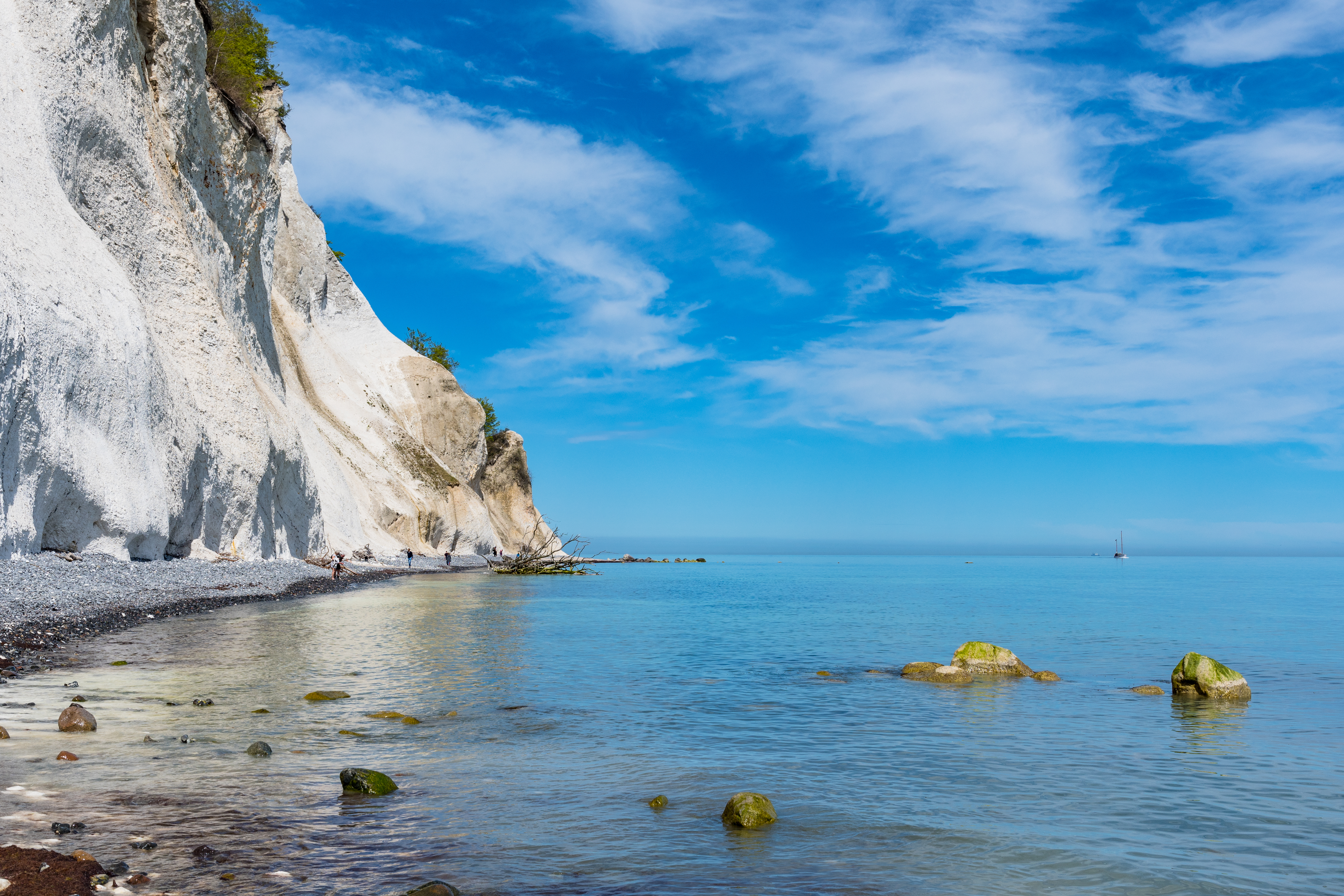 Møns Klint hvide kridtklipper ved Østersøen under blå himmel i Danmark