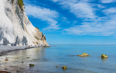 Møns Klint hvide kridtklipper ved Østersøen under blå himmel i Danmark
