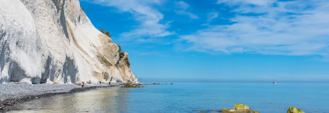 Møns Klint hvide kridtklipper ved Østersøen under blå himmel i Danmark