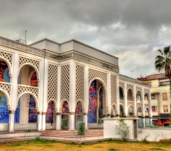 Mohamed VI Museum for Moderne og Samtidskunst i Rabat med traditionel marokkansk arkitektur og farverige kunstudstillinger