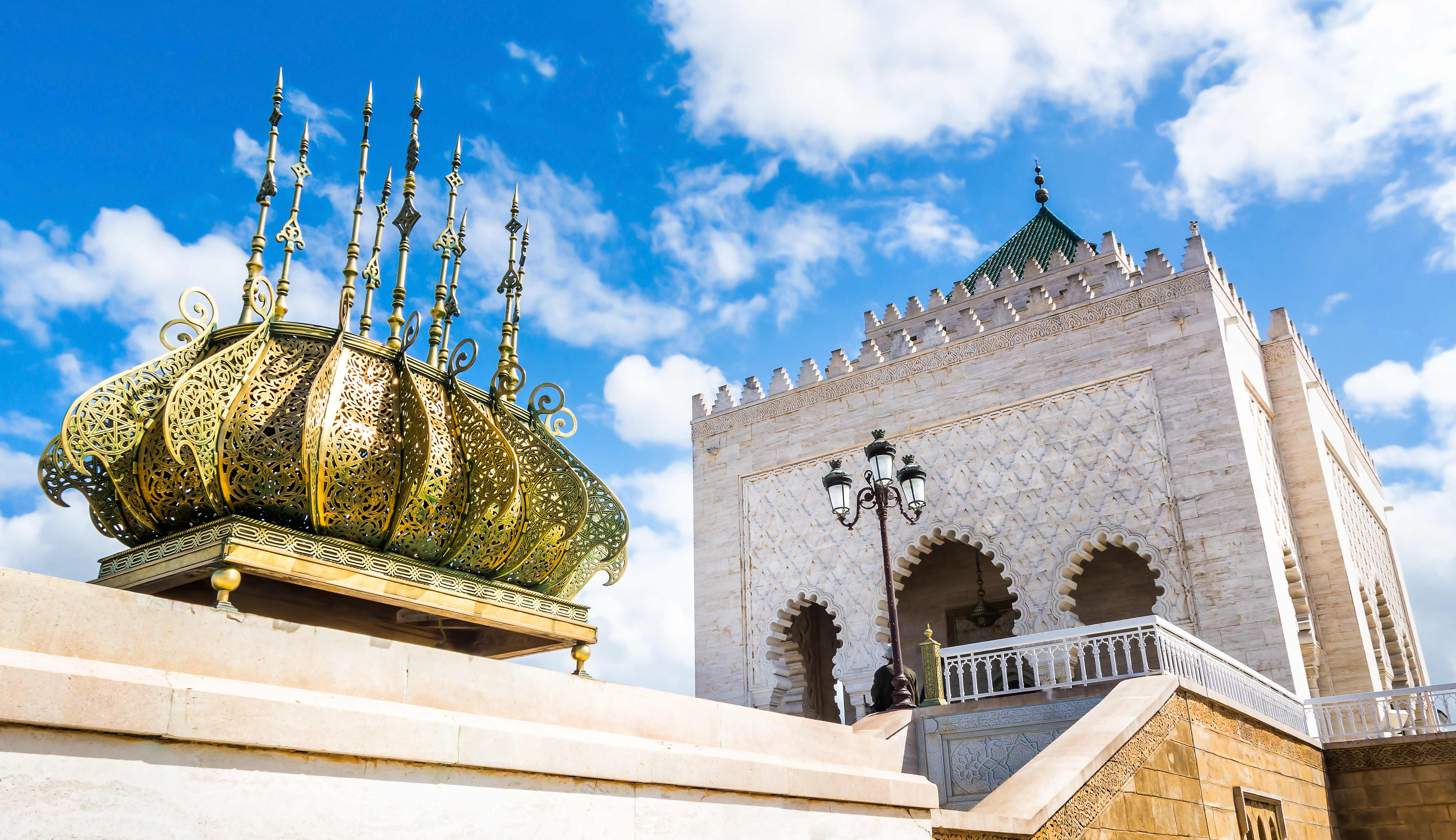 Det praegtige Mausoleum af Mohammed V i Rabat Marokko med islamisk arkitektur og groenne kupler