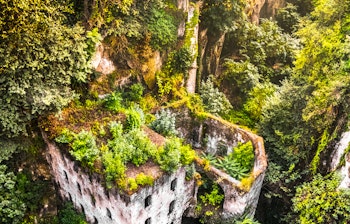 Forfalden mølle omgivet af frodig vegetation i den historiske Mølledal (Valle dei Mulini) i hjertet af Sorrento, Italien