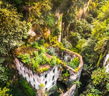 Forfalden mølle omgivet af frodig vegetation i den historiske Mølledal (Valle dei Mulini) i hjertet af Sorrento, Italien