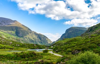 Betagende udsigt over Moll's Gap på Ring of Kerry ruten, med dramatiske bakker og søer langs den vilde atlanterhavsvej i Irland
