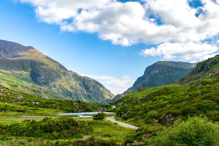 Betagende udsigt over Moll's Gap på Ring of Kerry ruten, med dramatiske bakker og søer langs den vilde atlanterhavsvej i Irland