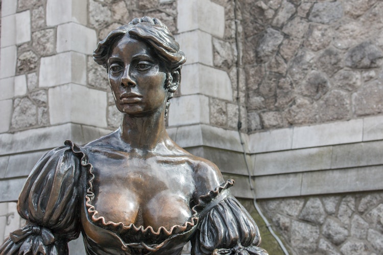 Den berømte Molly Malone bronzestatue på Suffolk Street i Dublin, en ikonisk seværdighed der fortæller historien om Dublins folklorefigur