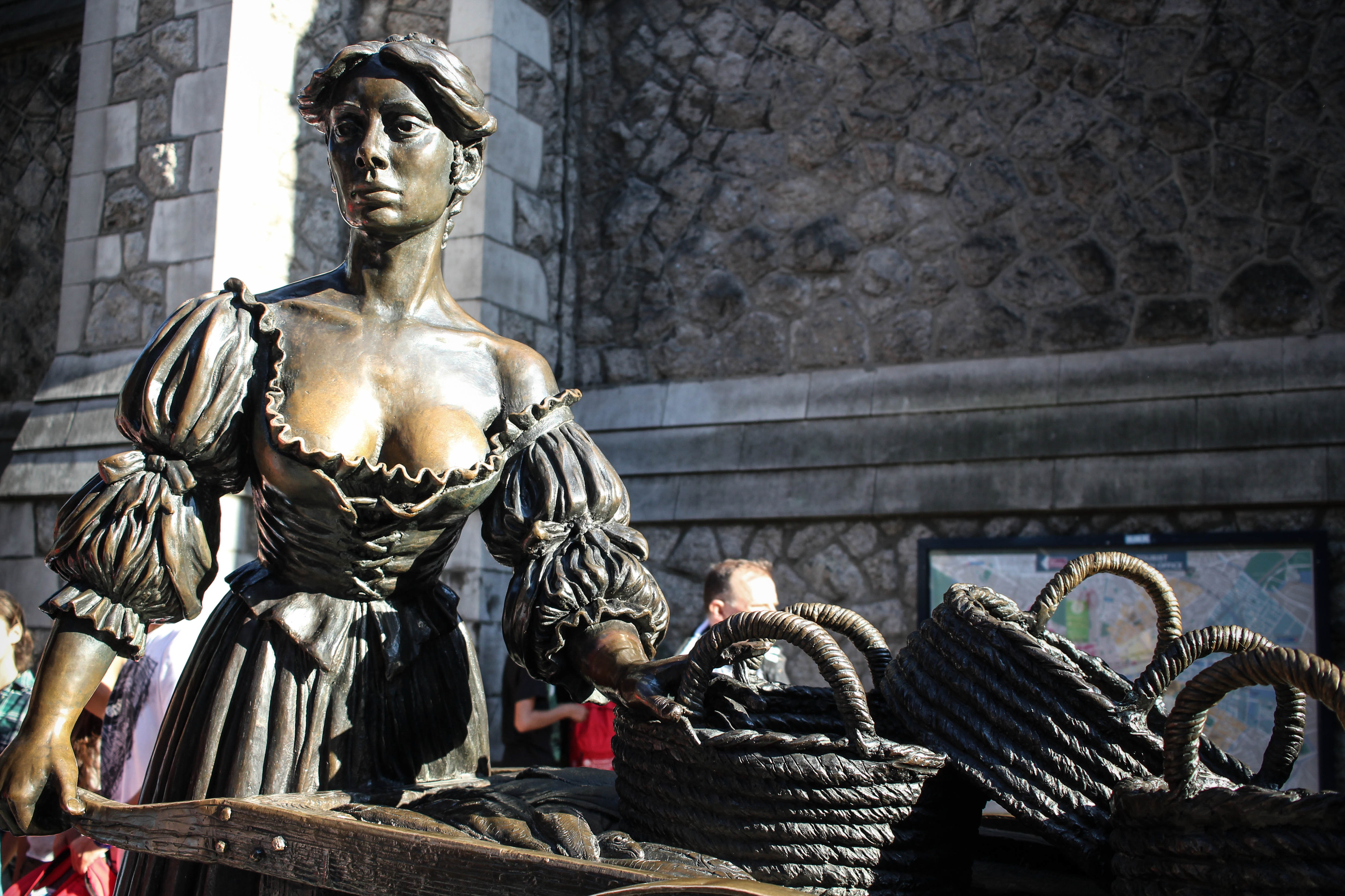 Den ikoniske Molly Malone statue i Dublin, et populært vartegn der forestiller hovedpersonen fra den berømte irske folkesang "Cockles and Mussels"