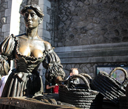Den ikoniske Molly Malone statue i Dublin, et populært vartegn der forestiller hovedpersonen fra den berømte irske folkesang "Cockles and Mussels"
