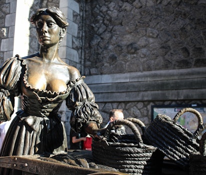 Den ikoniske Molly Malone statue i Dublin, et populært vartegn der forestiller hovedpersonen fra den berømte irske folkesang "Cockles and Mussels"