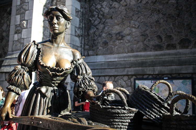 Den ikoniske Molly Malone statue i Dublin, et populært vartegn der forestiller hovedpersonen fra den berømte irske folkesang "Cockles and Mussels"