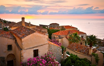 Den historiske landsby Monemvasia med traditionel arkitektur ved Middelhavet i morgenlys, Peloponnes, Grækenland
