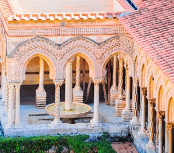 Historisk klosterhave med dekorative søjler og buer i Monreale-katedralen nær Palermo på Sicilien